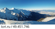 Panoramic view from the top of Pirin mountains to the ridge peaks. Cold snowy winter day and clear blue sky. Стоковое фото, агентство Ingram Publishing / Фотобанк Лори