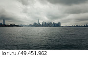 building and skyline of downtown manhattan during a cloudy, rainy day. Стоковое фото, агентство Ingram Publishing / Фотобанк Лори
