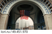 Looking through the arch at Rowes Wharf, in Boston, Massachusetts. USA flag hoisted. Стоковое фото, агентство Ingram Publishing / Фотобанк Лори