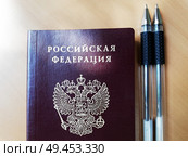 Сдача ЕГЭ и ОГЭ: паспорт, две черные гелиевые ручки на парте. Стоковое фото, фотограф Ольга Дерябина / Фотобанк Лори