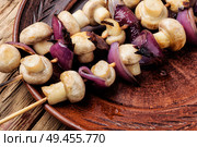 Grilled mushrooms on wooden skewers. Vegetable shish kebab. Vegetable kebab with mushrooms. Стоковое фото, агентство Ingram Publishing / Фотобанк Лори