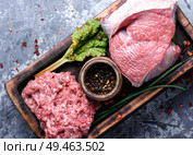 Fresh raw beef on cutting board and peppercorn. Beef and forcemeat. Стоковое фото, агентство Ingram Publishing / Фотобанк Лори