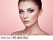 Beautiful Young Woman with Clean Fresh Skin. Perfect Makeup. Beauty Fashion. Eyelashes. Cosmetic Eyeshadow. Highlighting. Cosmetology, Beauty and Spa. Стоковое фото, агентство Ingram Publishing / Фотобанк Лори