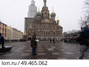 Прогулка у Спаса-на-Крови в Санкт-Петербурге. Редакционное фото, фотограф Пучков Андрей Александрович / Фотобанк Лори
