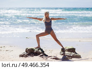 Caucasian woman practicing yoga at seashore. Young female raising arms in the beach in Cadiz, Andalusia, Spain.. Caucasian blonde woman practicing yoga in the beach. Стоковое фото, агентство Ingram Publishing / Фотобанк Лори