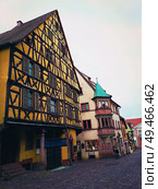 Central street of Riquewihr- one of the most beautiful villages in Alsace, France with colorful traditional half-timbered houses. Стоковое фото, агентство Ingram Publishing / Фотобанк Лори