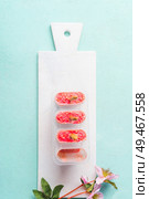 Pink homemade popsicles ice cream in molds. Summer food. Top view. Стоковое фото, агентство Ingram Publishing / Фотобанк Лори