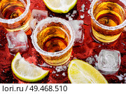Mexican gold tequila with lime and salt. Tequila shot with lime and salt. Стоковое фото, агентство Ingram Publishing / Фотобанк Лори