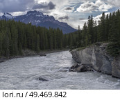 North Saskatchewan River with mountains in the background, Icefields Parkway, Jasper, Alberta, Canada. Стоковое фото, агентство Ingram Publishing / Фотобанк Лори