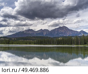 Reflection of mountains in lake, Icefields Parkway, Jasper, Alberta, Canada. Стоковое фото, агентство Ingram Publishing / Фотобанк Лори