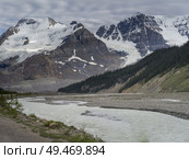 River flowing through landscape with snowcapped mountains in the background, Columbia Icefields, Improvement District 12, Icefields Parkway, Jasper, Alberta, Canada. Стоковое фото, агентство Ingram Publishing / Фотобанк Лори