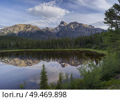 Reflection of mountain in North Saskatchewan River, David Thompson Highway, Clearwater County, Alberta, Canada. Стоковое фото, агентство Ingram Publishing / Фотобанк Лори