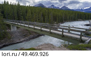 Bridge across river, Saskatchewan River Crossing, Icefields Parkway, Jasper, Alberta, Canada. Стоковое фото, агентство Ingram Publishing / Фотобанк Лори