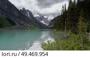 Lake Louise and Rocky Mountains, Improvement District 9, Banff National Park, Jasper, Alberta, Canada. Стоковое фото, агентство Ingram Publishing / Фотобанк Лори