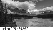 River flowing through landscape with mountains in the background, Icefields Parkway, Improvement District 9, Banff National Park, Jasper, Alberta, Canada. Стоковое фото, агентство Ingram Publishing / Фотобанк Лори