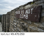 Do Not Climb warning sign on ruined wall, Ancient Mayan Archaeological Site, San Jose Succotz, Cayo District, Belize. Стоковое фото, агентство Ingram Publishing / Фотобанк Лори