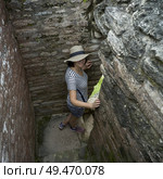 Female tourist at Ancient Mayan Archaeological Site, San Jose Succotz, Cayo District, Belize. Стоковое фото, агентство Ingram Publishing / Фотобанк Лори