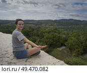Woman meditating at Ancient Mayan Archaeological Site, San Jose Succotz, Cayo District, Belize. Стоковое фото, агентство Ingram Publishing / Фотобанк Лори