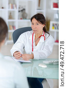 pretty midle aged doctor talking to her patient. Стоковое фото, агентство Ingram Publishing / Фотобанк Лори