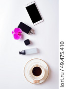 cup of coffee with smart  phone and lady care set around white background. life style flat lay. Стоковое фото, агентство Ingram Publishing / Фотобанк Лори