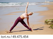 Caucasian woman practicing yoga at seashore. Young female raising arms in the beach in Cadiz, Andalusia, Spain.. Caucasian blonde woman practicing yoga in the beach. Стоковое фото, агентство Ingram Publishing / Фотобанк Лори