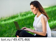 Middle-age businesswoman working with her laptop computer sitting on urban steps outdoors.. Young woman working with her laptop computer sitting on the floor. Стоковое фото, агентство Ingram Publishing / Фотобанк Лори