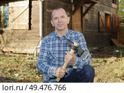 lumberjack with axe resting outdoors. Стоковое фото, агентство Ingram Publishing / Фотобанк Лори