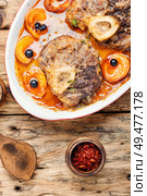 Ossobuco,traditional dish of Italian cuisine.Prepared osso buco veal.Meat stew with apricot. Ossobuco, beef with apricot. Стоковое фото, агентство Ingram Publishing / Фотобанк Лори