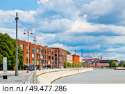 Пречистенская набережная. Лето. Перед дождем. Москва. Россия. Редакционное фото, фотограф E. O. / Фотобанк Лори