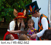 Children Engaging with Costumed Performers Outdoors. Редакционное фото, фотограф Галина Эмберг / Фотобанк Лори
