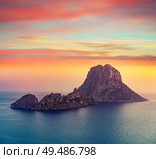 Es Vedra islet sunset in Sant Josep of Balearic Islands. Стоковое фото, агентство Ingram Publishing / Фотобанк Лори