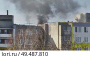 Fire burning on the roof of a residential building, producing dense smoke. Стоковое видео, видеограф Mikhail Davidovich / Фотобанк Лори