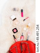 flat lay lady set around white sheepskin fur. Стоковое фото, агентство Ingram Publishing / Фотобанк Лори