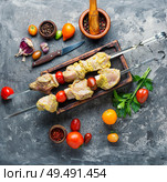 Making kebabs from meat-raw meat on skewers.Raw meat is cooked for shish kebab. Marinated BBQ meat. Стоковое фото, агентство Ingram Publishing / Фотобанк Лори