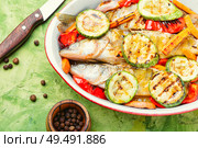 Baked fish with vegetable garnish.Baked pike perch with zucchini and pepper.Tasty baked whole fish. Grilled fish with vegetable. Стоковое фото, агентство Ingram Publishing / Фотобанк Лори