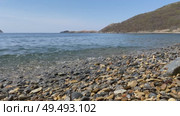 Light wave of surf on pebble shore. Splashes of sea foam create soothing noise. Стоковое видео, видеограф Кирилл Зотов / Фотобанк Лори