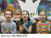 Enthusiastic children clap. Preschoolers are spectators. Admire the performance. Children's party. Стоковое фото, фотограф Лазаренко Светлана / Фотобанк Лори