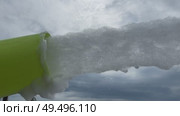 Green foam cannon on the background of the sky with clouds. White foam covers the dance floor for a foam party, music and soap bubbles create a cheerful atmosphere. Стоковое видео, видеограф Darya Komarova / Фотобанк Лори