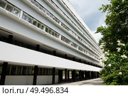 Дом Наркомфина. Весенний день. Новинский бульвар, дом 25, корпус 1. Москва. Редакционное фото, фотограф E. O. / Фотобанк Лори