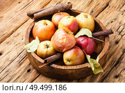 Baked apples with cinnamon and nuts.Autumn food. Red baked apples. Стоковое фото, агентство Ingram Publishing / Фотобанк Лори