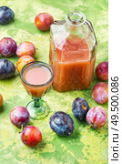 Slivovitsa-plum brandy.Slivyanka,strong alcoholic drink made from ripe plums. Romanian national plum liquor. Стоковое фото, агентство Ingram Publishing / Фотобанк Лори