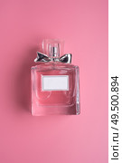  perfume bottle  on pink  background. flat lay. Стоковое фото, агентство Ingram Publishing / Фотобанк Лори