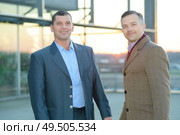 male journalist interviewing businessman outdoors. Стоковое фото, агентство Ingram Publishing / Фотобанк Лори