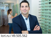 suited man stood in front of a display of eyeglasses. Стоковое фото, агентство Ingram Publishing / Фотобанк Лори