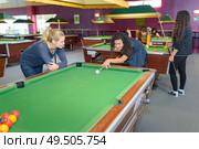 women and billiards for relaxation. Стоковое фото, агентство Ingram Publishing / Фотобанк Лори