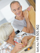 a couple doing diy together. Стоковое фото, агентство Ingram Publishing / Фотобанк Лори