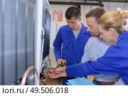 3 workers are assessing fridge. Стоковое фото, агентство Ingram Publishing / Фотобанк Лори