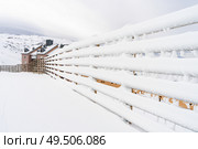 Spain, Andalusia, Granada. Snowed fence in ski resort of Sierra Nevada in winter, full of snow. Travel and sports concepts.. Winter mountains landscape with snowed fence in Sierra Nevada. Стоковое фото, агентство Ingram Publishing / Фотобанк Лори