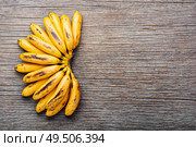 Bananas on an old wooden table.A bunch of ripe bananas.. Ripe unpeeled bananas. Стоковое фото, агентство Ingram Publishing / Фотобанк Лори