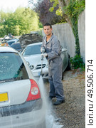 a man is washing car. Стоковое фото, агентство Ingram Publishing / Фотобанк Лори